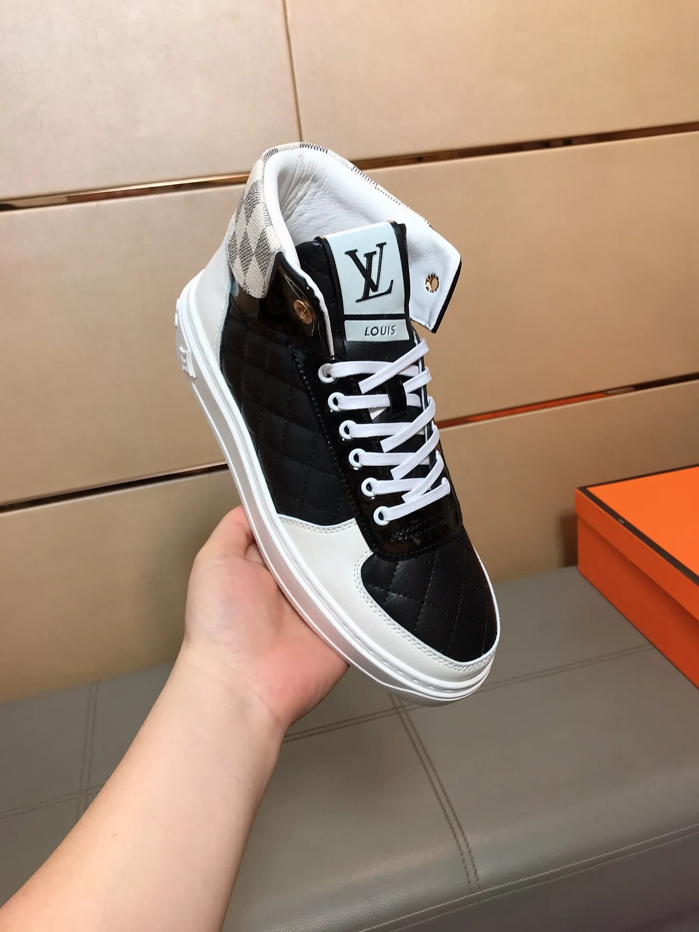 Factory price 400 👟👟🤝 (LV Louis Vuitton) New Korean style high-top casual shoes for men [Proud] hot style, imported cowhide with original printing, genuine leather lining, wear-resistant and non-slip rubber outsole. If you are still worried about wearing matching shoes, then these shoes are your best choice! Code number: 38-44